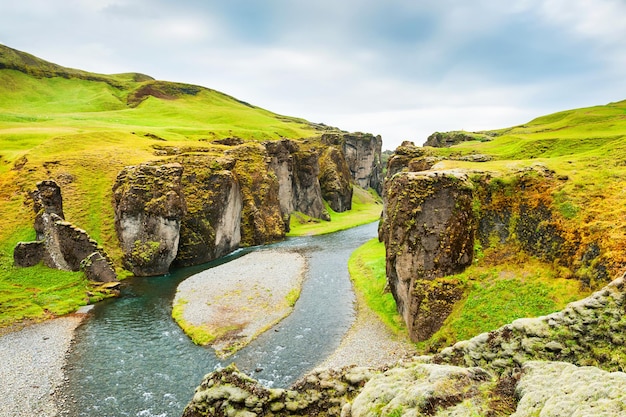 Fjadrargljufur-Schlucht mit Fluss und großen Felsen. Südisland