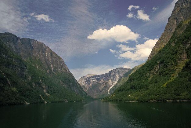 Fjord in Homersfag Vereinigtes Königreich Meer und Berge am bewölkten blauen Himmel Sommerurlaub Entdecken Sie die wilde Natur Wanderlust und Reisekonzept