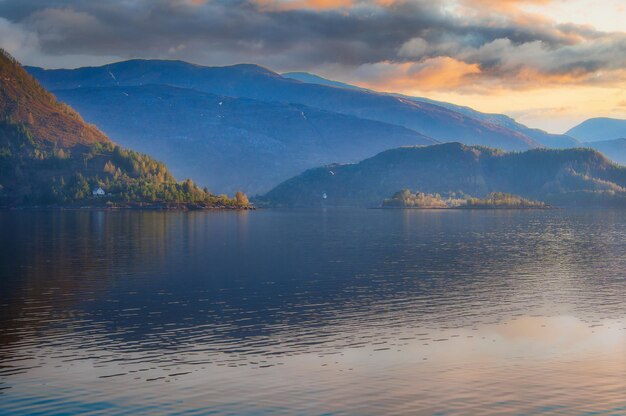 Fjord in Norwegen bei Westcap Sonnenuntergang über dem Wasser Berge im Hintergrund