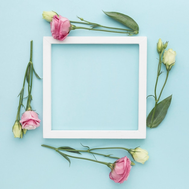 Flach gelegte Mini-Rosen mit Rahmen