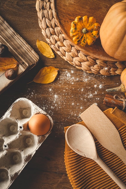 Flach Herbst Hintergrund zum Kochen Kürbis Kochbuch Küchenutensilien auf einem Holztisch Platz für Text