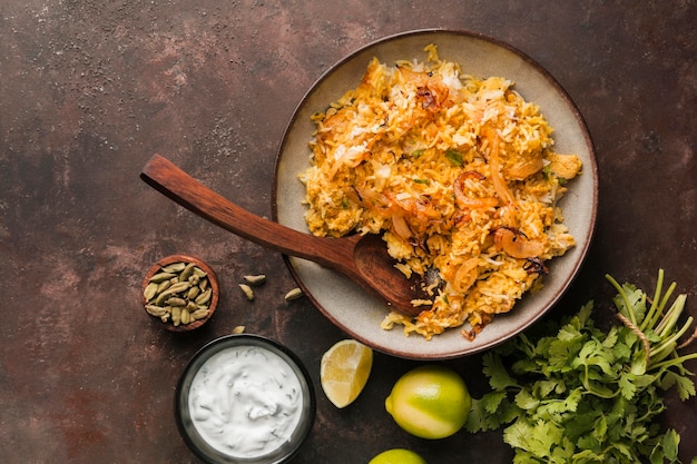 Flach lag leckeres Essen mit Holzlöffel