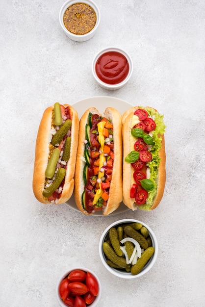 Foto flach lag leckeres hot dog arrangement