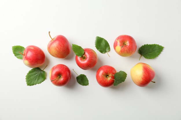 Flach lag mit roten Äpfeln auf weißem Tisch