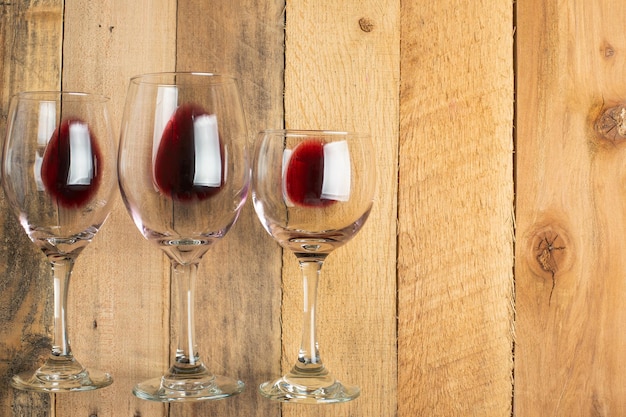 Flach lag Rotwein in Gläsern auf Holzhintergrund mit Raum Konzept der Weindestillation Weingut Weingut Weinbar Party