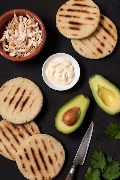 Flach legen leckere Arepas und Avocado