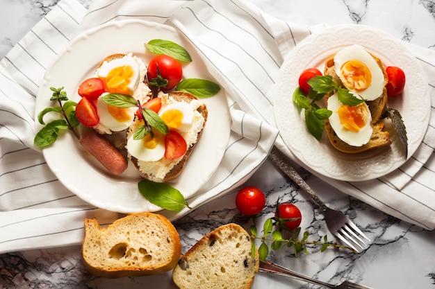 Foto flach legen sie hart gekochte eier mit tomaten und würstchen