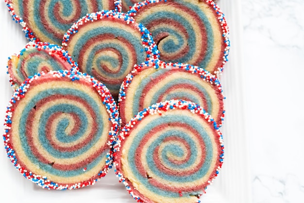 Flach liegen. Backen von roten, weißen und blauen Pinwheel-Zuckerplätzchen für die Feier am 4. Juli.