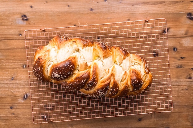 Foto flach liegen. frisch gebackenes schalahbrot mit sesam und mohn.