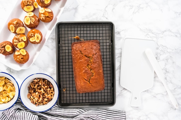 Flach liegen. Kühlendes frisch gebackenes Bananen-Nuss-Brot.