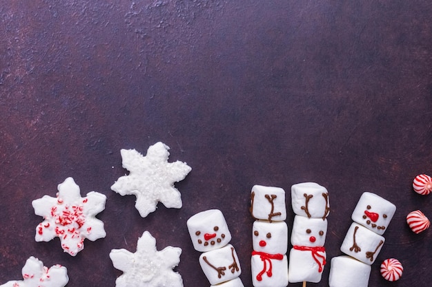 Flach liegen. Marshmallow-Schneemänner und Raindeer auf Stöcken für heißes Schokoladengetränk.