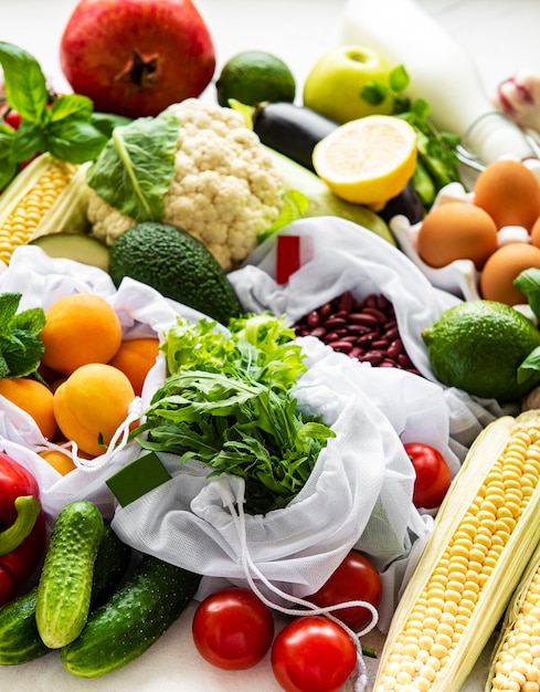 Flach liegen mit gesunden vegetarischen Zutaten. Rohkostkonzept. Eine Vielzahl von Bio-Obst und Gemüse.