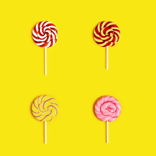 Flach liegen mit süßen runden Bonbon-Lollypops mit Streifen