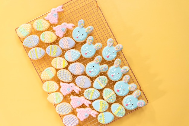 Flach liegen. Osterzuckerplätzchen verziert mit königlicher Zuckerglasur in verschiedenen Farben.