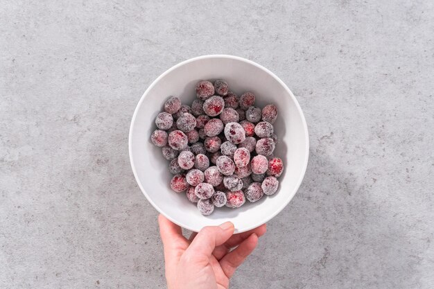 Flach liegen. Preiselbeeren zuckern. Bio-Cranberries mit weißem Zucker überzogen.