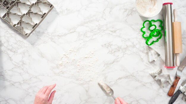 Flach liegen. Schritt für Schritt. Ausrollen von Lebkuchenteig zum Backen von Weihnachtsplätzchen.