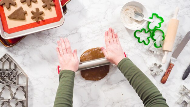 Flach liegen. Schritt für Schritt. Ausrollen von Lebkuchenteig zum Backen von Weihnachtsplätzchen.