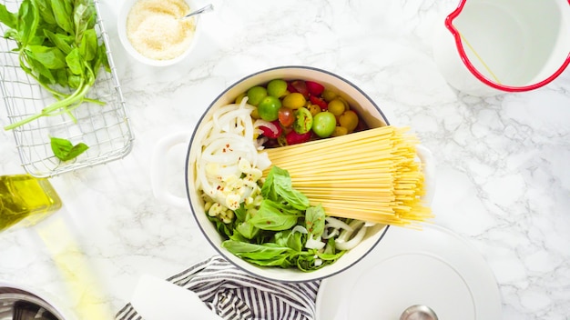 Flach liegen. Schritt für Schritt. Kochen auf Topfnudelrezept in einem emaillierten gusseisernen Schmortopf.