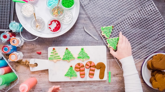 Flach liegen. Schritt für Schritt. Lebkuchen und Zuckerplätzchen mit königlicher Glasur zu Weihnachten dekorieren.