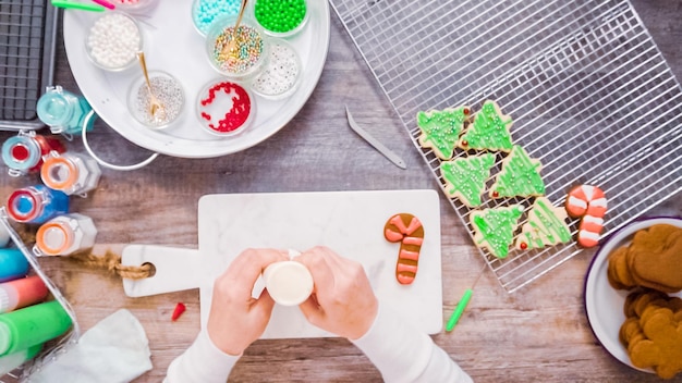 Flach liegen. Schritt für Schritt. Lebkuchen und Zuckerplätzchen mit königlicher Glasur zu Weihnachten dekorieren.