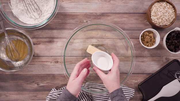 Flach liegen. Schritt für Schritt. Mischen von Zutaten zum Backen von Haferkeksen in einer Rührschüssel aus Glas.