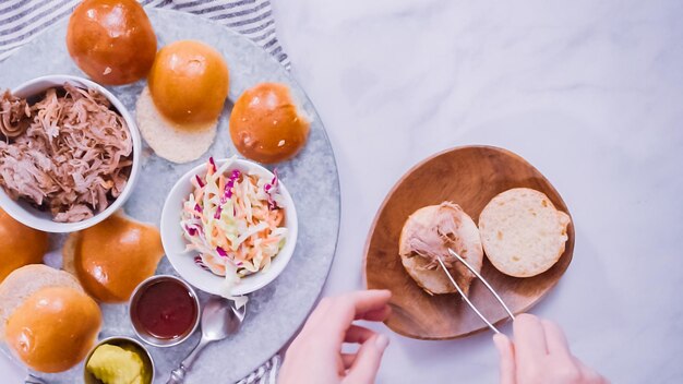 Flach liegen. Schritt für Schritt. Pulled Pork Sandwiches mit Krautsalat auf Briochebrötchen zubereiten.