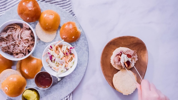 Flach liegen. Schritt für Schritt. Pulled Pork Sandwiches mit Krautsalat auf Briochebrötchen zubereiten.