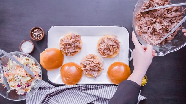 Flach liegen. Schritt für Schritt. Pulled Pork Sandwiches mit Krautsalat auf Briochebrötchen zubereiten.