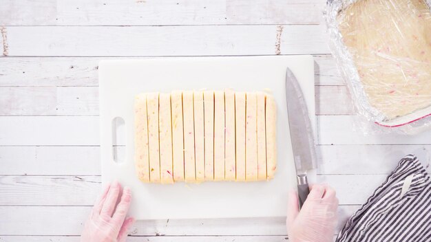 Flach liegen. Schritt für Schritt. Schneiden von hausgemachtem Candy Cane Fudge auf einem weißen Schneidebrett.