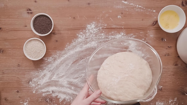 Flach liegen. Schritt für Schritt. Teig in gleichmäßige Stücke teilen, um Challah-Brot zu backen.