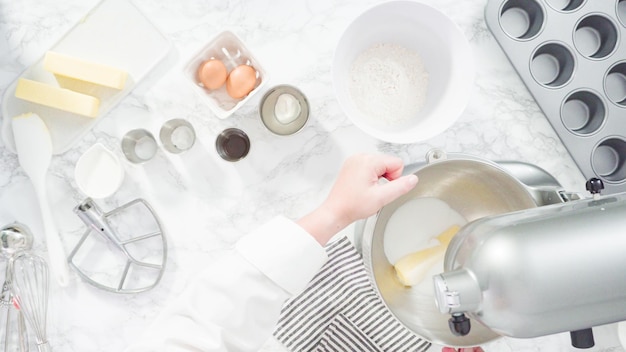 Flach liegen. Schritt für Schritt. Zutaten im Küchenmixer mischen, um Vanille-Cupcakes mit Meerjungfrauenmotiv zu backen.