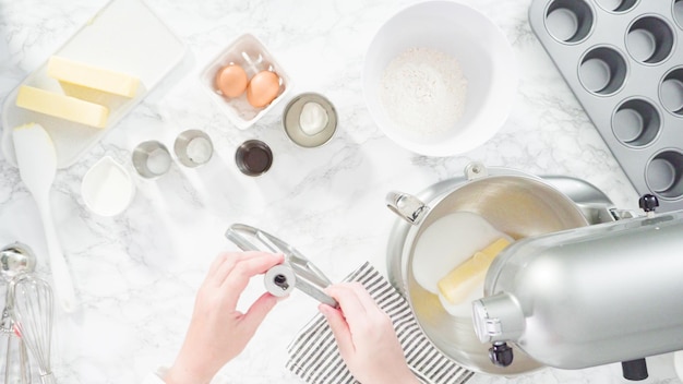 Flach liegen. Schritt für Schritt. Zutaten im Küchenmixer mischen, um Vanille-Cupcakes mit Meerjungfrauenmotiv zu backen.