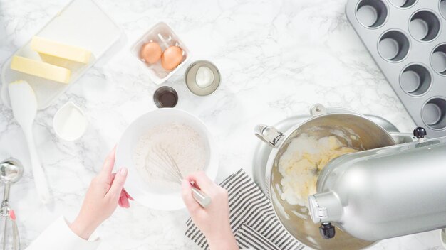 Flach liegen. Schritt für Schritt. Zutaten im Küchenmixer mischen, um Vanille-Cupcakes mit Meerjungfrauenmotiv zu backen.