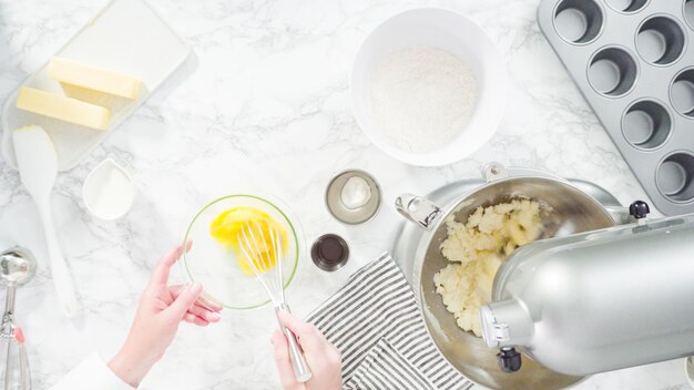 Flach liegen. Schritt für Schritt. Zutaten im Küchenmixer mischen, um Vanille-Cupcakes mit Meerjungfrauenmotiv zu backen.