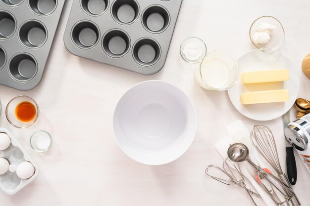 Flach liegen. Teig anrühren, um hausgemachte Vanille-Cupcakes zu backen.