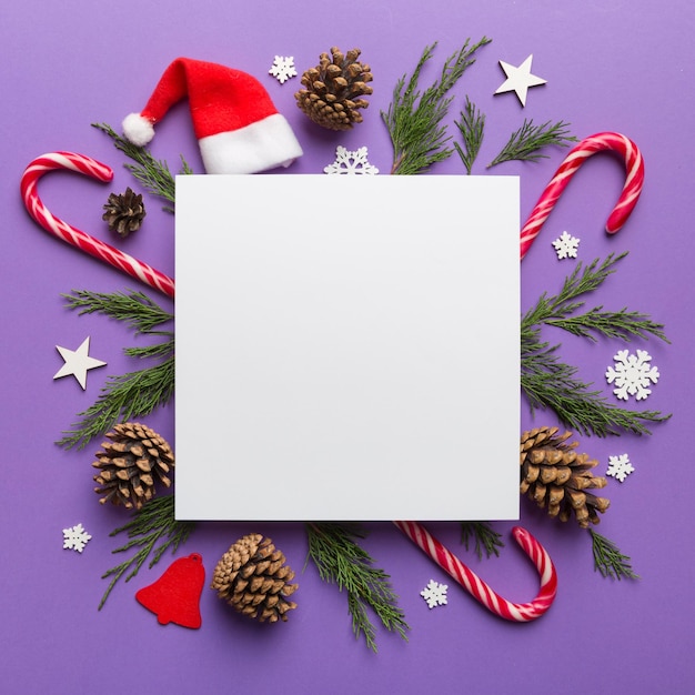 Flach liegend Weihnachtskomposition quadratisch Papierleere Kiefernäste Weihnachtsschmuck auf farbigem Hintergrund Draufsicht kopieren Platz für Text