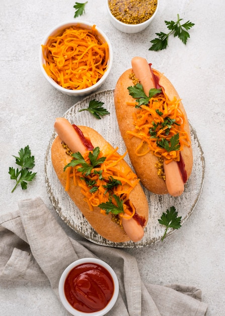 Flach liegende Hot Dogs mit Karotten