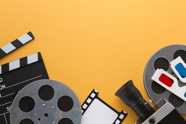 Flach liegende Kinoobjekte auf gelbem Hintergrund