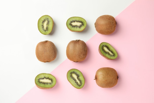 Flach mit Kiwi auf zweifarbiger Oberfläche liegen