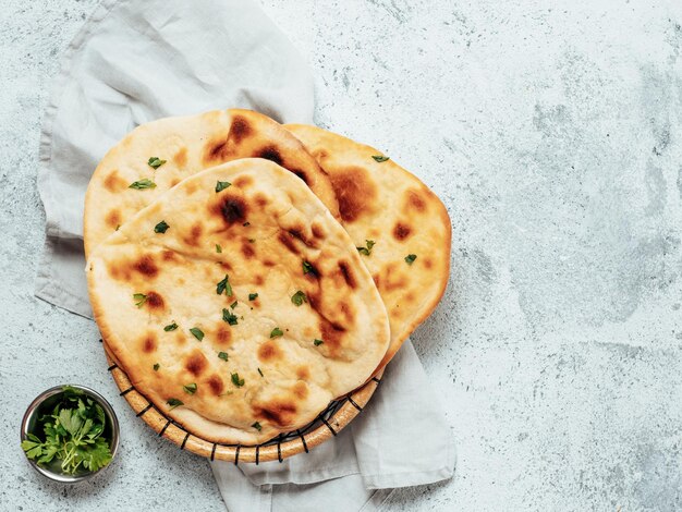 Foto flachbrötchen auf grauem zement naan kopierraum