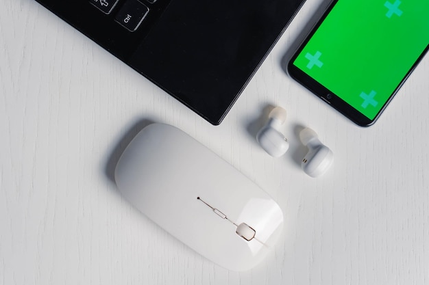Flache Aufnahme von Gadgets und mobilen Geräten in weißem Hintergrund Smartphone Green Screen Mockup
