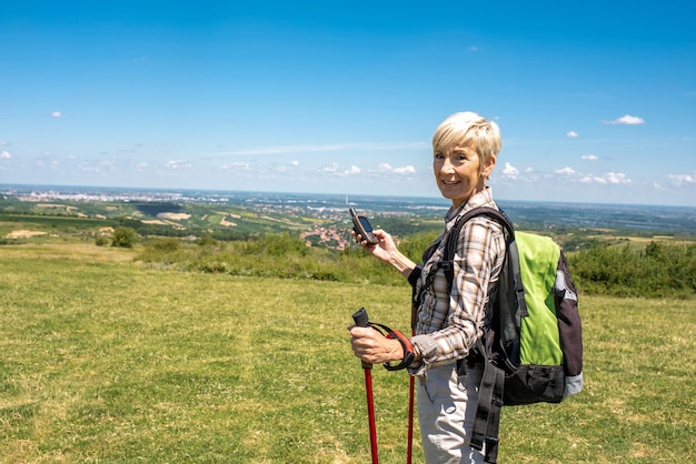 Flache Fokusaufnahme einer gealterten Reisenden in einem großen Feld