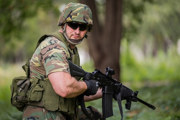 Flache Fokusaufnahme eines Soldaten in einer natürlichen Umgebung