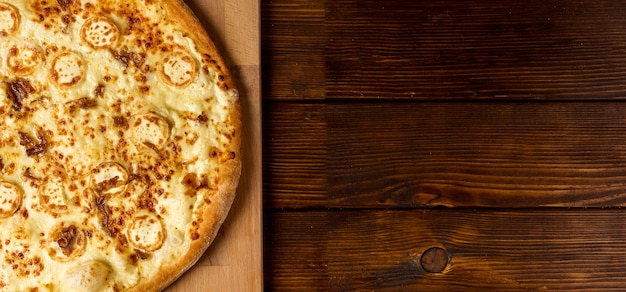 Foto flache käsepizza auf schneidebrett mit kopierraum legen