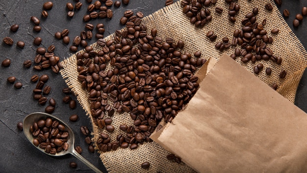 Foto flache kaffeebohnenanordnung