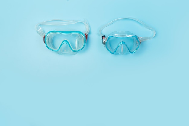 Flache Lage blauer Tauchermasken auf blauem minimalistischem Foto von Tauchermasken mit Copyspace