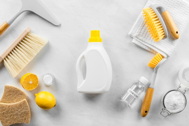 Flache Lage der Sammlung umweltfreundlicher Reinigungsprodukte mit Pinseln und Zitrone