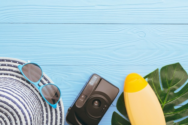 Foto flache lage der zusammengesetzten fotokamera mit strandsonnenzubehör