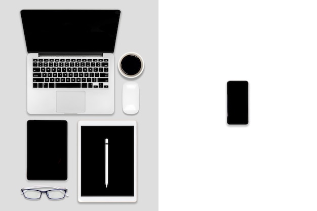 Flache Lage des Bürotischs mit Laptop-Computer, digitaler Tablette, Handy und Zubehör.