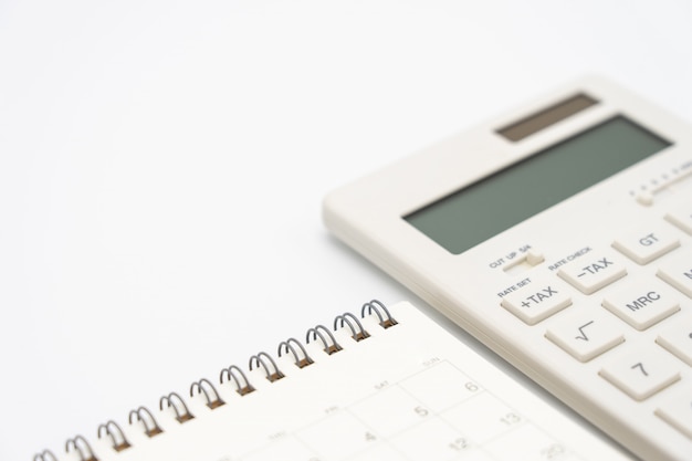 Flache Lage des Draufsichtbürotischschreibtischs mit Kalender, Taschenrechnerstiften und anderem Büro